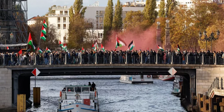 Manifestantes en Berlín acusan a Israel de “genocidio”