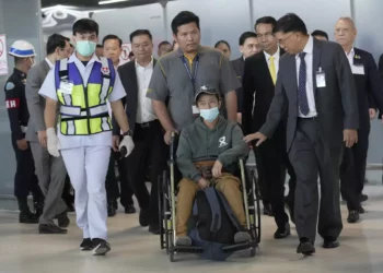 Un trabajador tailandés herido, delante en el centro, que fue evacuado de Israel, llega al aeropuerto internacional de Suvarnabhumi en la provincia de Samut Prakarn, Tailandia, 12 de octubre de 2023. (AP Photo/Sakchai Lalit)