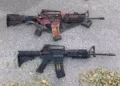 Dos fusiles de asalto incautados por la policía israelí a los pistoleros palestinos abatidos durante una operación en la ciudad cisjordana de Tulkarem, 6 de noviembre de 2023. (Policía de Israel)