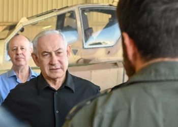 En esta foto distribuida, el primer ministro Benjamin Netanyahu recorre la base Ramon de la Fuerza Aérea israelí el 5 de noviembre de 2023. (Kobi Gideon/GPO)