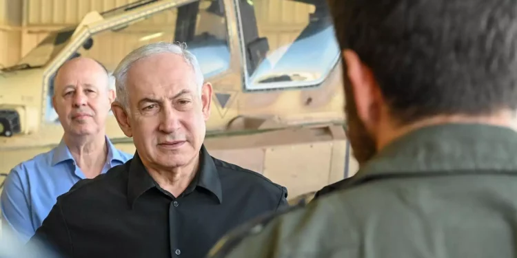 En esta foto distribuida, el primer ministro Benjamin Netanyahu recorre la base Ramon de la Fuerza Aérea israelí el 5 de noviembre de 2023. (Kobi Gideon/GPO)