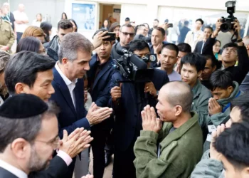 Los ministros de Asuntos Exteriores de Israel y Tailandia, Eli Cohen y Parnpree Bahiddha-Nukara, visitan a los trabajadores tailandeses liberados en el centro médico Shamir de Israel. (Gideon Sharon/Ministerio de Asuntos Exteriores)
