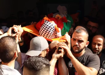 Varias personas portan el cuerpo de Ayham Shafei, asesinado durante una incursión israelí, durante su funeral en Ramala, Cisjordania, el 2 de noviembre de 2023. (Foto de Zain JAAFAR / AFP)