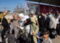 La gente camina a través de una puerta para entrar en el paso fronterizo de Rafah a Egipto en el sur de la Franja de Gaza el 1 de noviembre de 2023 (Mohammed ABED / AFP)