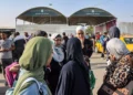 Viajeros esperan en el paso fronterizo de Rafah con Egipto, en el sur de la Franja de Gaza, el 1 de noviembre de 2023 (Mohammed ABED / AFP)