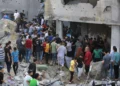 Palestinos comprueban la destrucción tras un aparente ataque israelí en Jabaliya el 1 de noviembre de 2023. (Bashar TALEB / AFP)