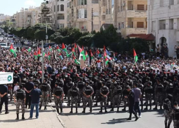 Manifestantes corean consignas cerca de la embajada israelí en Ammán el 20 de octubre de 2023. (Khalil Mazraawi/AFP)