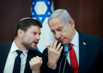 El Primer Ministro Benjamin Netanyahu (derecha) habla con el Ministro de Finanzas Bezalel Smotrich durante una reunión del gabinete en la Oficina del Primer Ministro en Jerusalén el 18 de junio de 2023. (Amit Shabi/Pool)