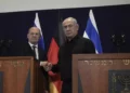 El canciller alemán Olaf Scholz, a la izquierda, estrecha la mano del primer ministro israelí Benjamin Netanyahu, durante una rueda de prensa en Tel Aviv, Israel, el 17 de octubre de 2023. (AP Photo/Maya Alleruzzo, Pool)