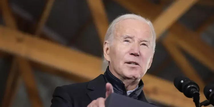 El presidente estadounidense Joe Biden habla en Dutch Creek Farms en Northfield, Minnesota, el 1 de noviembre de 2023. (AP Photo/Andrew Harnik)