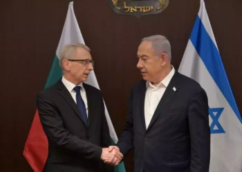 El Primer Ministro Benjamin Netanyahu se reúne con el Primer Ministro de Bulgaria Nikolay Denkov en Jerusalén, el 6 de noviembre de 2023 (Amos Ben Gershom/GPO)