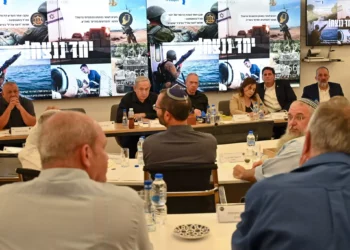 El primer ministro Benjamin Netanyahu se reúne con los líderes de los asentamientos el 8 de noviembre de 2023. (Kobi Gideon/GPO)