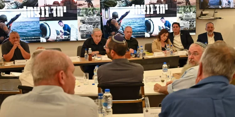 El primer ministro Benjamin Netanyahu se reúne con los líderes de los asentamientos el 8 de noviembre de 2023. (Kobi Gideon/GPO)