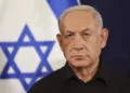 El primer ministro Benjamin Netanyahu asiste a una rueda de prensa con el ministro de Defensa Yoav Gallant y el ministro del Gabinete Benny Gantz en la base militar de Kirya en Tel Aviv, 28 de octubre de 2023. (Abir Sultan/Pool Photo vía AP)