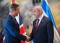 El primer ministro Benjamin Netanyahu (derecha) se reúne con el ministro de Asuntos Exteriores del Reino Unido, David Cameron, en Tel Aviv el 23 de noviembre de 2023. (Kobi Gideon/GPO)