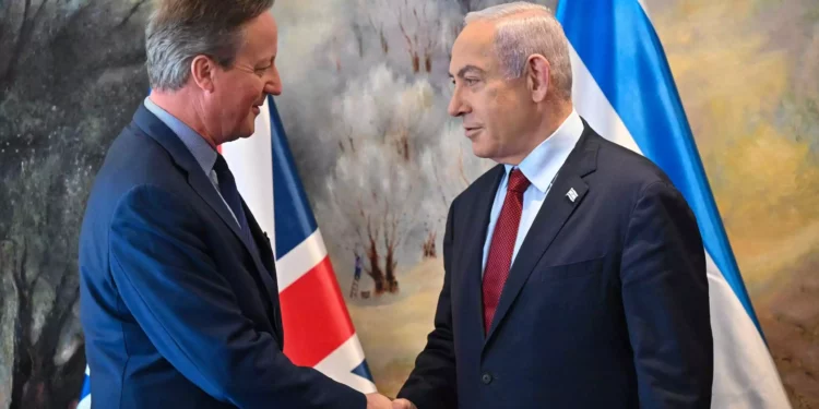El primer ministro Benjamin Netanyahu (derecha) se reúne con el ministro de Asuntos Exteriores del Reino Unido, David Cameron, en Tel Aviv el 23 de noviembre de 2023. (Kobi Gideon/GPO)