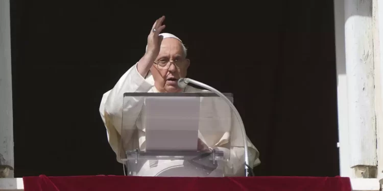 El Papa Francisco imparte una bendición durante la oración del Ángelus del mediodía en la Plaza de San Pedro del Vaticano, el domingo 5 de noviembre de 2023. (AP Photo/Gregorio Borgia)