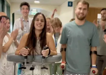 Gali Segal y Ben Binyamin caminan en un hospital donde se rehabilitan tras perder cada uno su pierna derecha durante la embestida del 7 de octubre, en un clip emitido por el Canal 12 el 17 de noviembre de 2023. (Captura de pantalla/Canal 12)