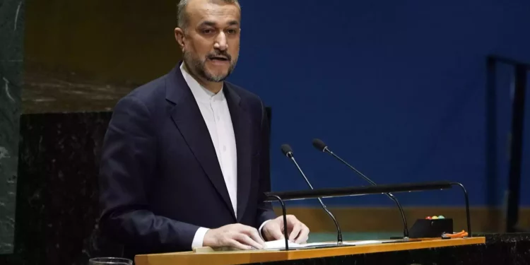 El ministro iraní de Asuntos Exteriores, Hossein Amir-Abdollahian, habla durante una reunión de emergencia sobre la guerra entre Israel y Hamás en la Asamblea General de las Naciones Unidas, en Nueva York, el 26 de octubre de 2023. (TIMOTHY A. CLARY/AFP)