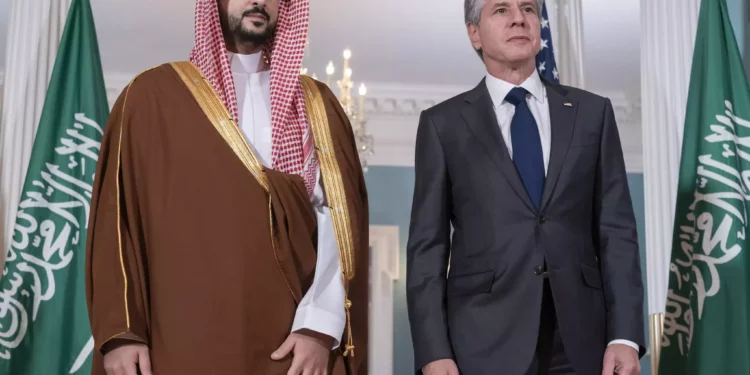 El Secretario de Estado de EEUU, Antony Blinken, a la derecha, se reúne con el Ministro de Defensa de Arabia Saudí, Khalid bin Salman, el miércoles 1 de noviembre de 2023, en el Departamento de Estado en Washington. (AP Photo/Jacquelyn Martin)