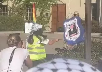 Estudiantes propalestinos de la Universidad de California en Los Ángeles golpean una piñata con una foto del primer ministro Benjamin Netanyahu el 8 de noviembre de 2023. (Captura de pantalla/X; utilizado de conformidad con la cláusula 27a de la Ley de Propiedad Intelectual)