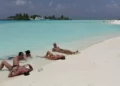 Ilustrativo: Turistas toman el sol en el complejo turístico Paradise island en el atolón de Male, Maldivas, el martes 14 de febrero de 2012. (AP Photo/ Gemunu Amarasinghe)