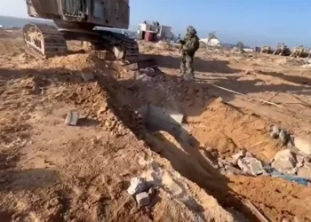 Tropas de la FDI en Gaza dejando al descubierto una entrada a un túnel de Hamás, noviembre de 2023. (FDI/Captura de pantalla)