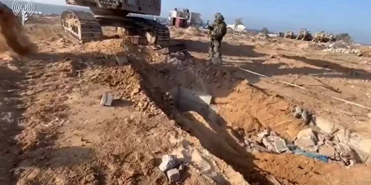 Tropas de la FDI en Gaza dejando al descubierto una entrada a un túnel de Hamás, noviembre de 2023. (FDI/Captura de pantalla)