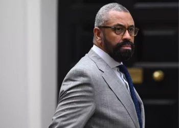 El ministro británico de Asuntos Exteriores, James Cleverly, llega a una reunión del gabinete en el número 10 de Downing Street, en el centro de Londres, el 4 de julio de 2023. (Justin Tallis/AFP)