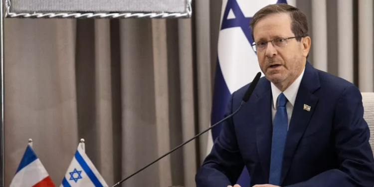 El Presidente Isaac Herzog en la Residencia del Presidente en Jerusalén el 24 de octubre de 2023. (Oren Ben Hakoon/Pool)