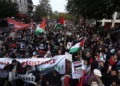Manifestantes corean consignas mientras marchan hacia París durante una manifestación de apoyo al pueblo palestino en Gaza, el 4 de noviembre de 2023, en medio de la guerra en curso entre Israel y el grupo terrorista palestino Hamás. (AP Photo/Aurelien Morissard)