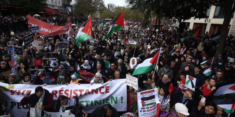 Manifestantes corean consignas mientras marchan hacia París durante una manifestación de apoyo al pueblo palestino en Gaza, el 4 de noviembre de 2023, en medio de la guerra en curso entre Israel y el grupo terrorista palestino Hamás. (AP Photo/Aurelien Morissard)