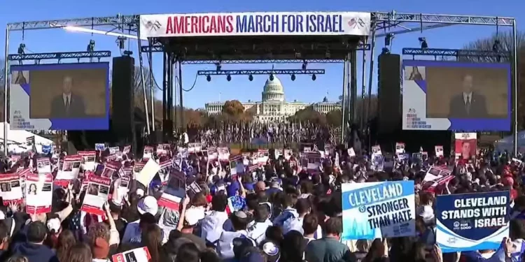 El presidente Isaac Herzog se dirige virtualmente a una manifestación pro-Israel en Washington el 14 de noviembre de 2023. (Captura de pantalla/Youtube)