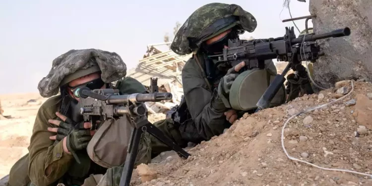 Tropas de la 14ª Brigada de la FDI operan en la Franja de Gaza, en una imagen publicada por el ejército el 15 de noviembre de 2023. (Fuerzas de Defensa de Israel)