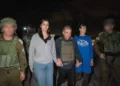 Natalie Raanan, 3ª a la izquierda, Judith Raanan, a la derecha, son vistas a su llegada a Israel tras ser liberadas del cautiverio de Hamás mientras el enviado del gobierno como rehenes, Gal Hirsch, en el centro, les coge de la mano, 20 de octubre de 2023. (Cortesía)