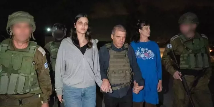 Natalie Raanan, 3ª a la izquierda, Judith Raanan, a la derecha, son vistas a su llegada a Israel tras ser liberadas del cautiverio de Hamás mientras el enviado del gobierno como rehenes, Gal Hirsch, en el centro, les coge de la mano, 20 de octubre de 2023. (Cortesía)