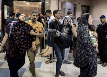 Varias personas entran en el hospital Nasser de Khan Yunis, en el sur de la Franja de Gaza, el 24 de octubre de 2023. (Mahmud HAMS / AFP)