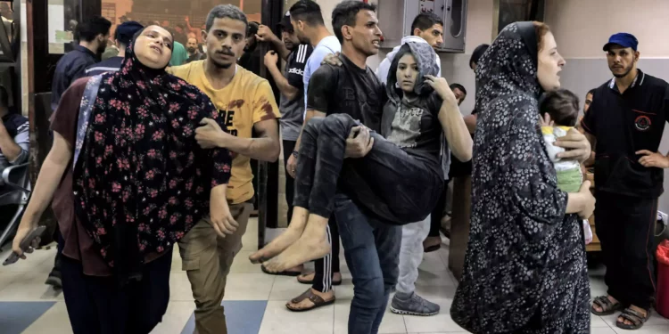 Varias personas entran en el hospital Nasser de Khan Yunis, en el sur de la Franja de Gaza, el 24 de octubre de 2023. (Mahmud HAMS / AFP)