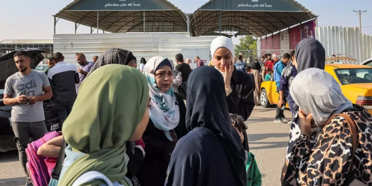 Viajeros esperan en el paso fronterizo de Rafah con Egipto, en el sur de la Franja de Gaza, el 1 de noviembre de 2023. (Mohammed ABED / AFP)