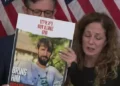 Doris Liber sostiene una foto de su hijo Guy Illouz, secuestrado por terroristas en Gaza, durante una rueda de prensa en Capitol Hill, Estados Unidos, el 7 de noviembre de 2023. (Captura de pantalla/C-SPAN)