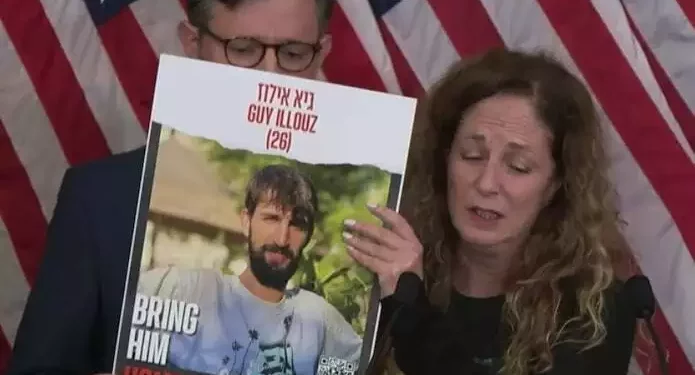 Doris Liber sostiene una foto de su hijo Guy Illouz, secuestrado por terroristas en Gaza, durante una rueda de prensa en Capitol Hill, Estados Unidos, el 7 de noviembre de 2023. (Captura de pantalla/C-SPAN)