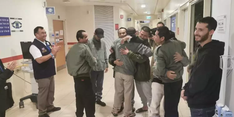 Tailandeses liberados del cautiverio en Gaza se abrazan en un hospital de Israel en una foto difundida por el gobierno tailandés el 27 de noviembre de 2023. (Cortesía)