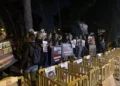 Cientos de manifestantes celebran una concentración cerca de las oficinas principales de la ONU en Jerusalén, exigiendo que se haga más para liberar a los rehenes retenidos por terroristas en Gaza, 13 de noviembre de 2023. (Cortesía, Charlie Kalech)
