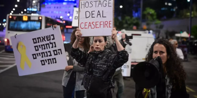 Israelíes protestan pidiendo la liberación de los rehenes secuestrados por terroristas de Hamás en Gaza, frente a la base de Hakirya en Tel Aviv, 21 de noviembre de 2023 (Avshalom Sassoni/Flash90)