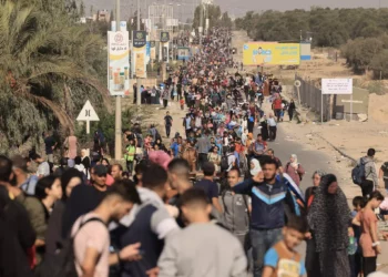 Palestinos que huyen de la ciudad de Gaza y otras partes del norte de Gaza hacia las zonas del sur caminan por una carretera el 9 de noviembre de 2023, en medio de los combates en curso entre Israel y el grupo terrorista palestino Hamás. (Mahmud Hams/AFP)