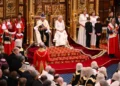El Rey Carlos III de Gran Bretaña, con la Corona Imperial de Estado y la Túnica de Estado, se sienta junto a la Reina Camilla de Gran Bretaña, con la Diadema de Estado Jorge IV, mientras lee el discurso del Rey desde el Trono Soberano en la Cámara de los Lores, durante la Apertura de Estado del Parlamento, en las Casas del Parlamento, en Londres, el 7 de noviembre de 2023. (Leon Neal / POOL / AFP)
