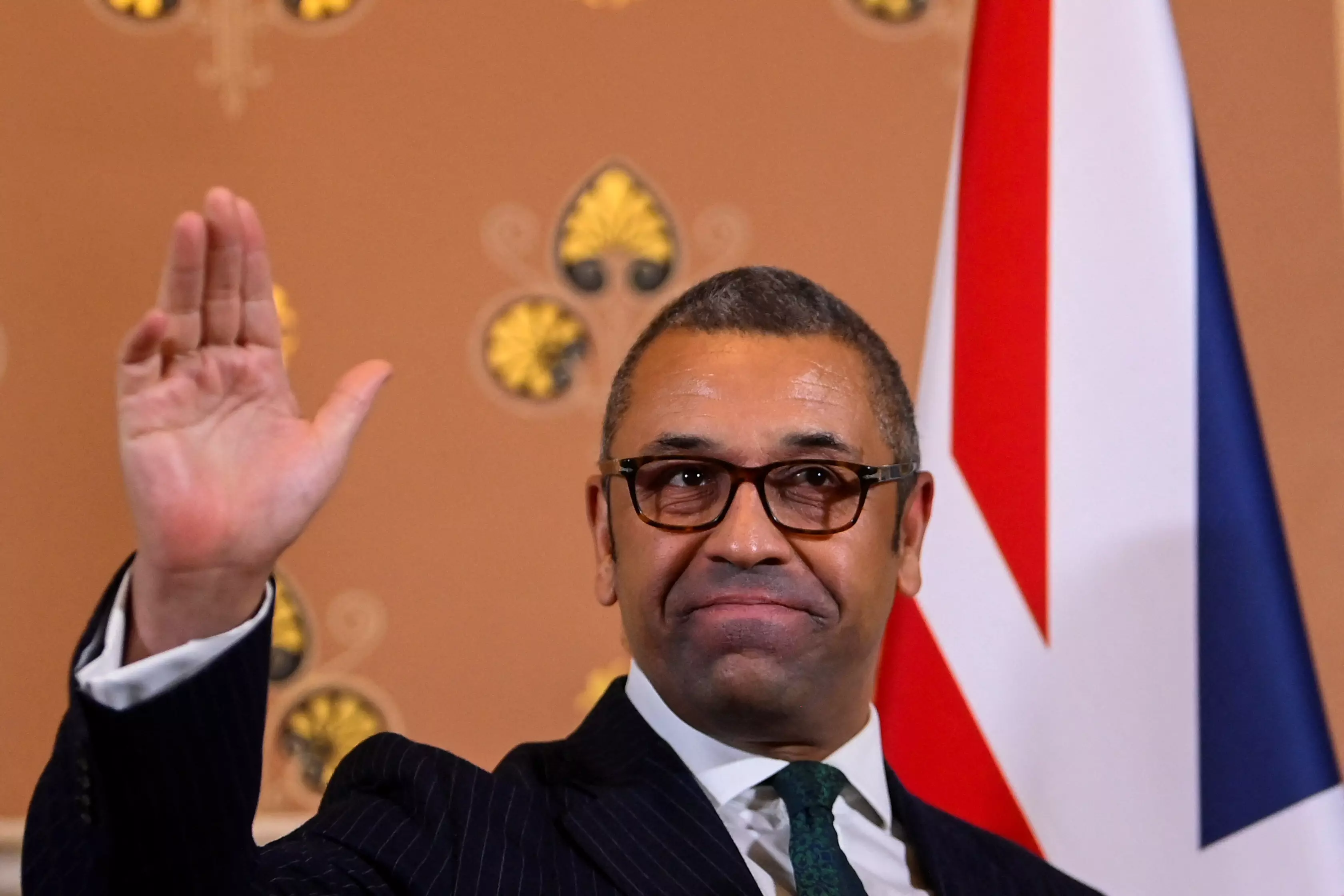 El ministro británico de Asuntos Exteriores, James Cleverly, gesticula mientras habla con miembros de la prensa en Londres, Gran Bretaña, el 12 de diciembre de 2022. REUTERS/Toby Mélville/Pool/Archivo