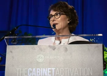 Hombre acusado por amenazas antisemitas a senadora de Nevada