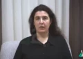 Elizabeth Tsurkov, académica ruso-israelí secuestrada en Irak a principios de este año, habla en un clip emitido el 13 de noviembre de 2023 por la cadena de televisión por satélite iraquí Al Rabiaa. (Captura de pantalla: X; utilizado de conformidad con la cláusula 27a de la Ley de Propiedad Intelectual)
