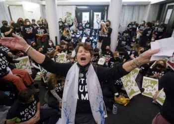 Manifestantes realizan una sentada exigiendo un alto el fuego en la guerra entre Israel y Hamás, el 13 de noviembre de 2023, en Oakland, California. (AP Photo/Godofredo A. Vásquez)